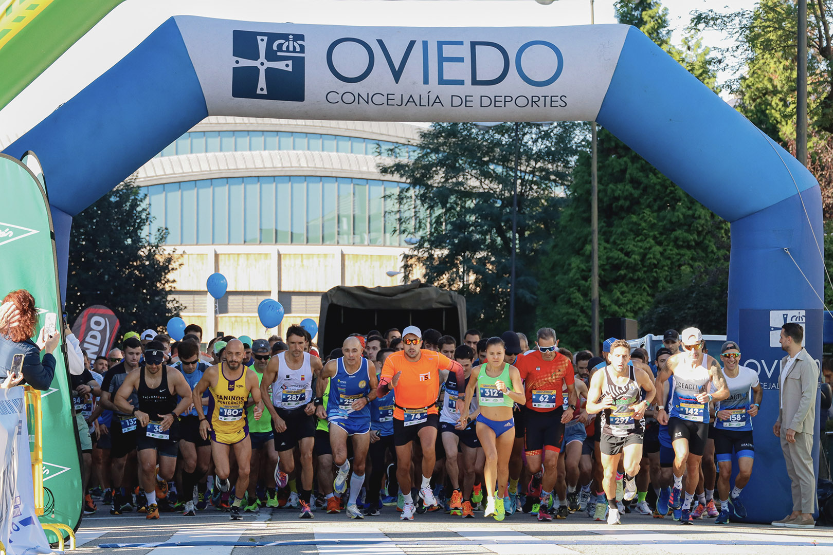 Salida de la Media Maratón Verde de Oviedo 2024 en el Palacio de los Deportes
